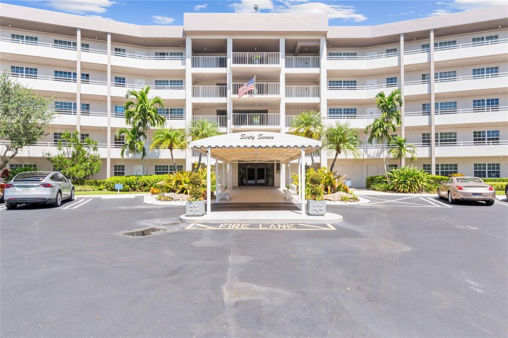 Photo of 555 Oaks Lane #504, Pompano Beach, FL 33069 (MLS # F10511893)