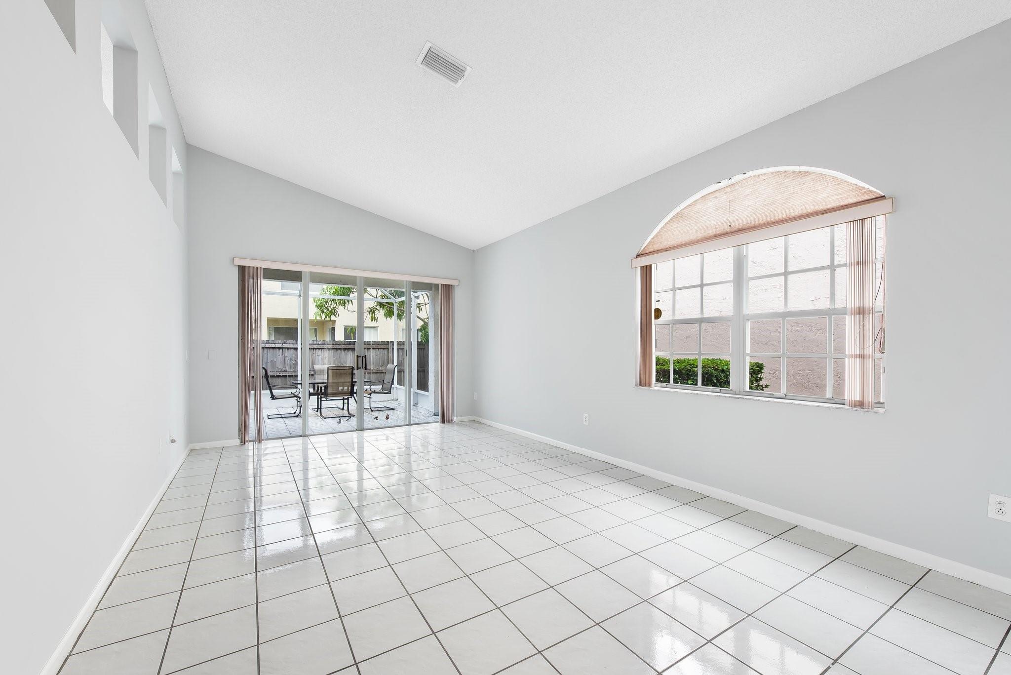 Towngate 156-11 B - Residential