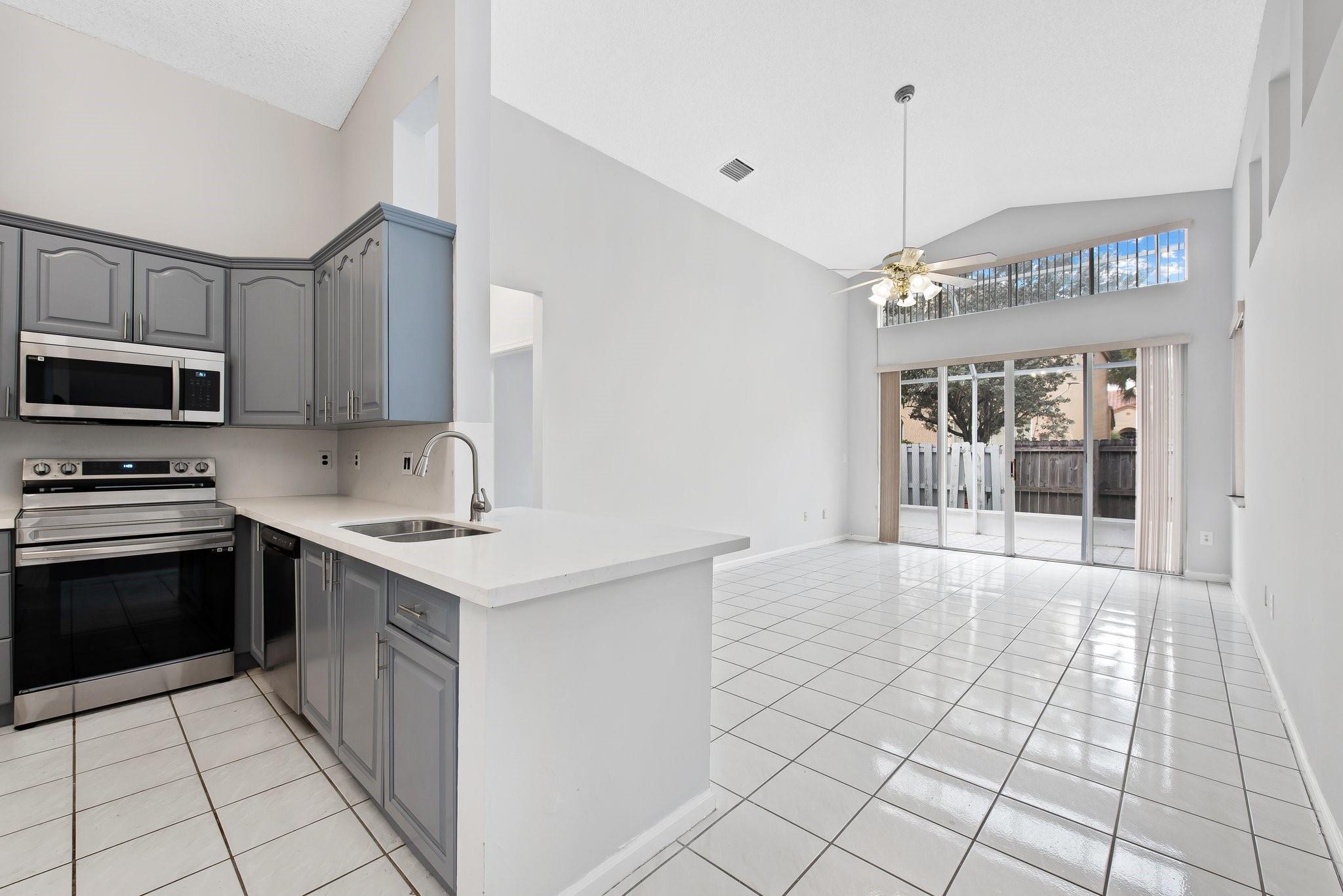 Towngate 156-11 B - Residential