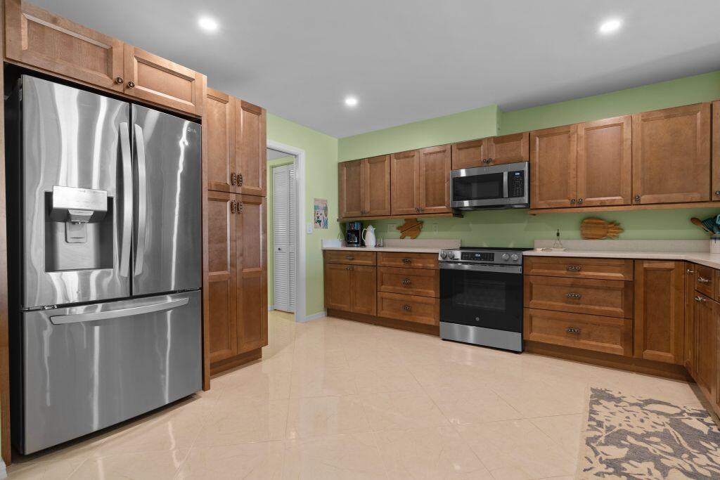 SEAQUAY CONDOMINIUM - Residential Lease