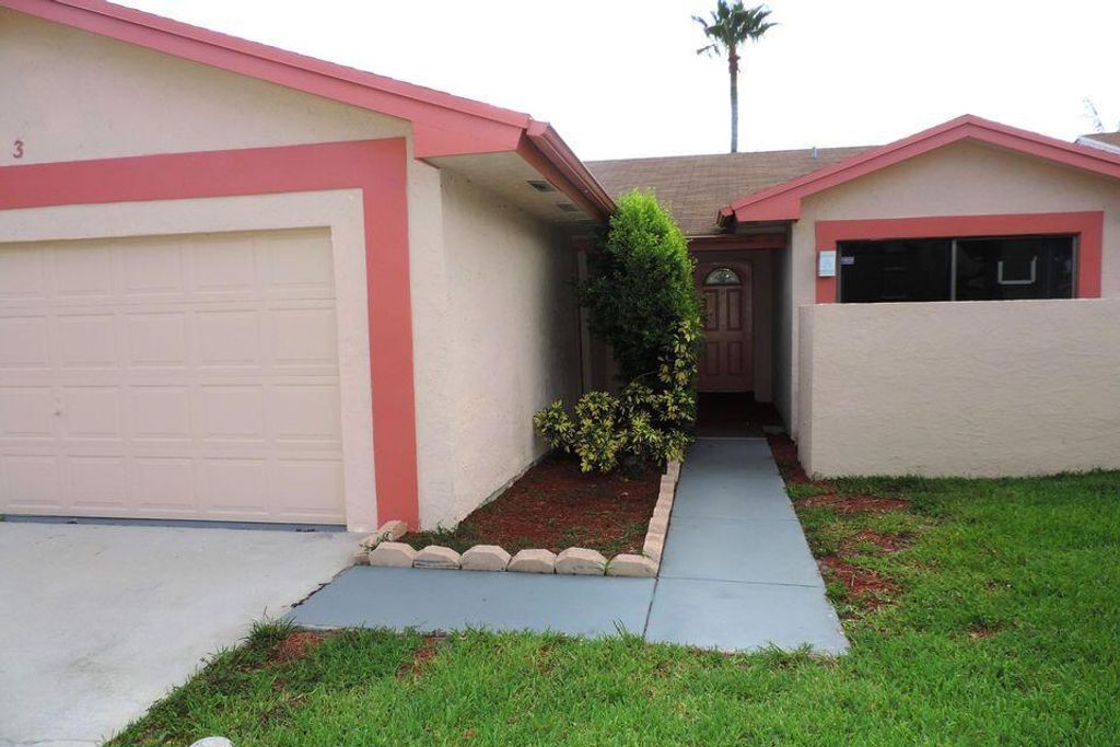 Photo of 3 Eaton Place, Boynton Beach, FL 33426 (MLS # R11131941)