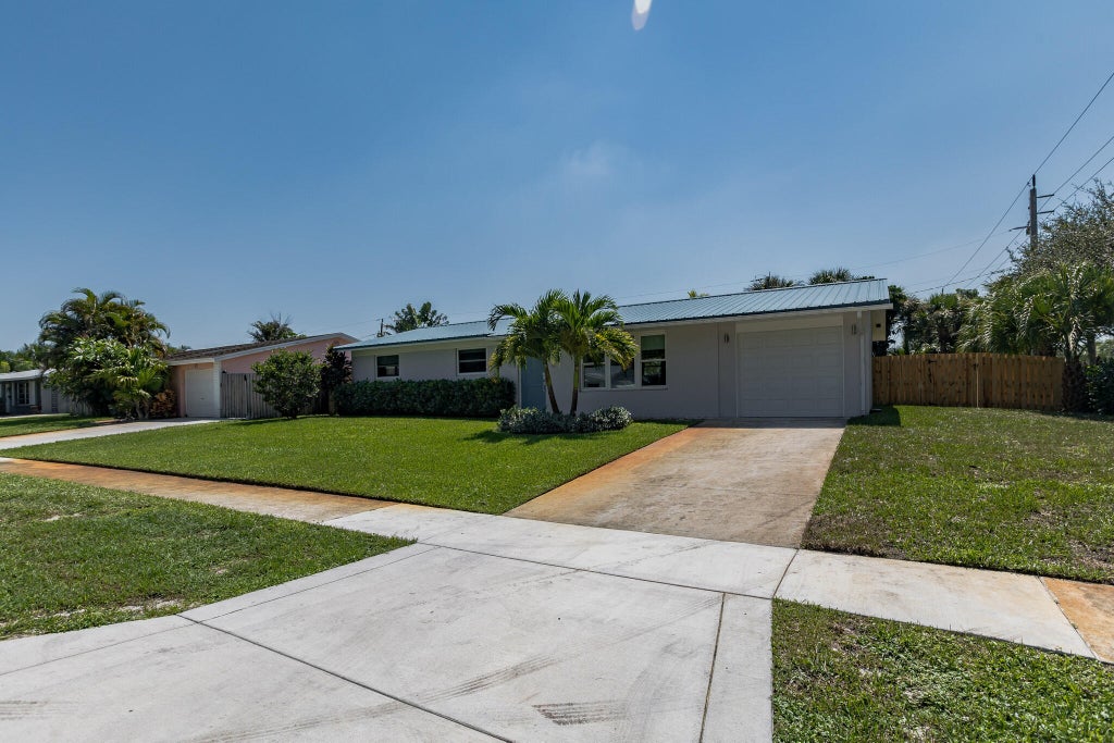 Photo of 47 RIDGEWOOD Circle, Tequesta, FL 33469 (MLS # B26091332)