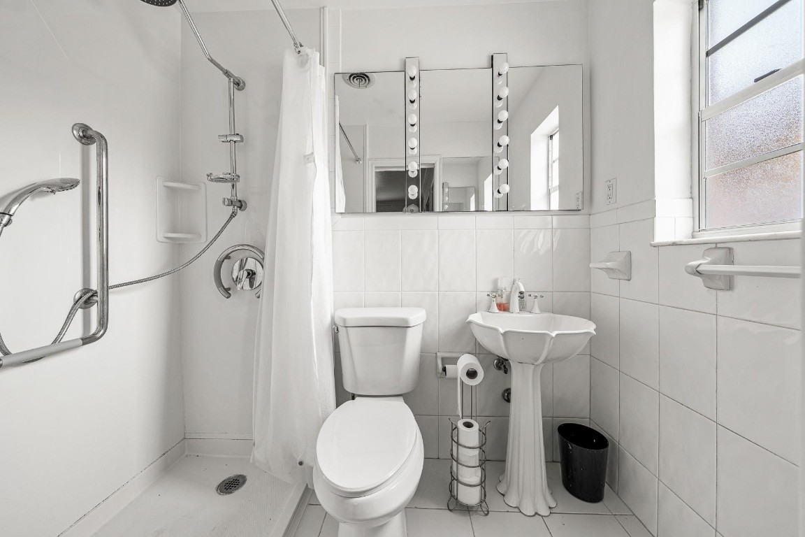 Hollywood Hills 6-22 B - Residential