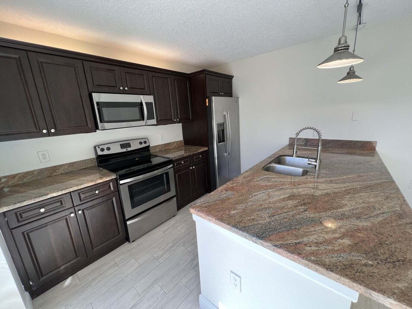 WATERSIDE LUXURY TOWNHOMES CONDO - Residential Lease