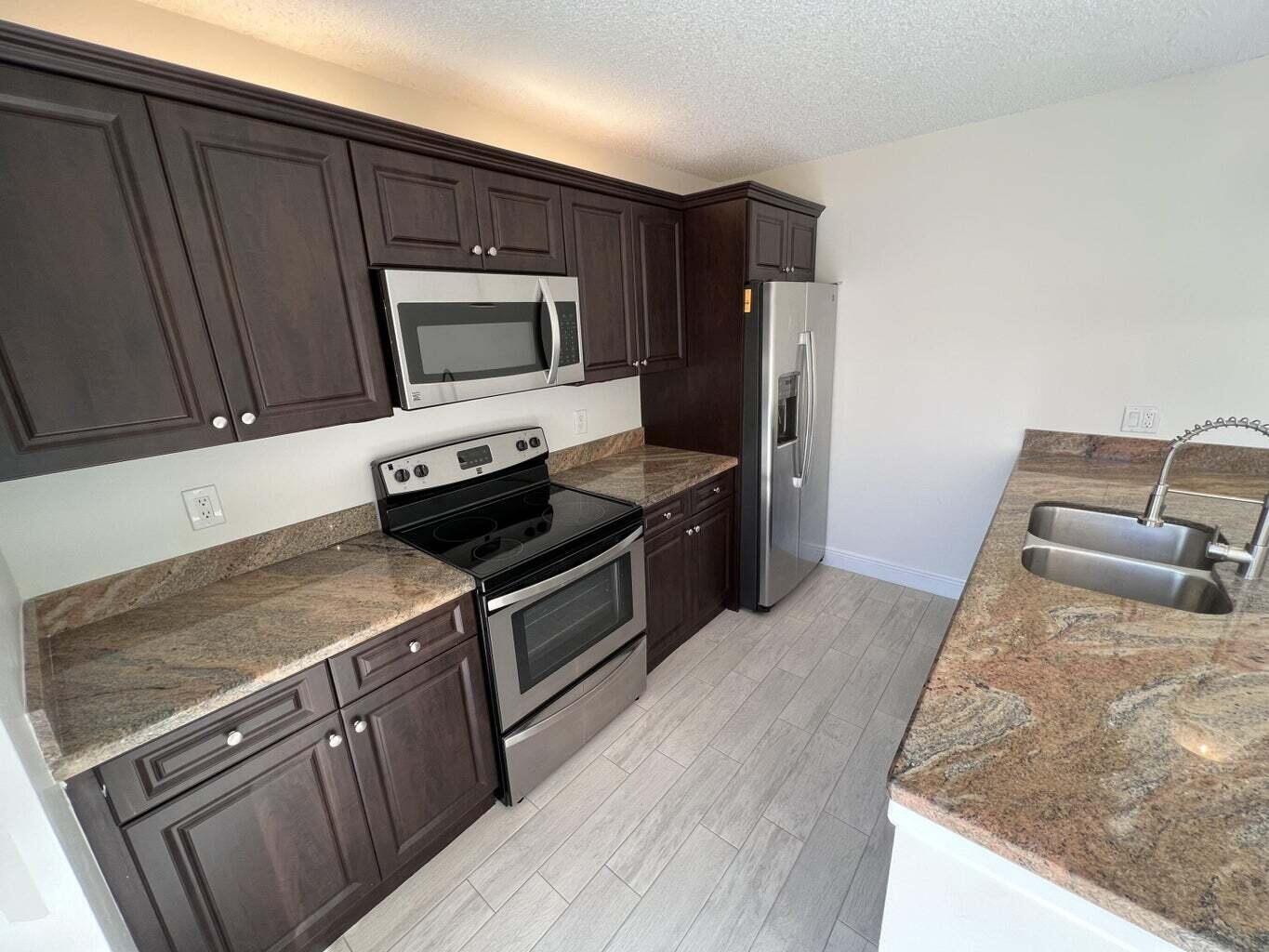 WATERSIDE LUXURY TOWNHOMES CONDO - Residential Lease