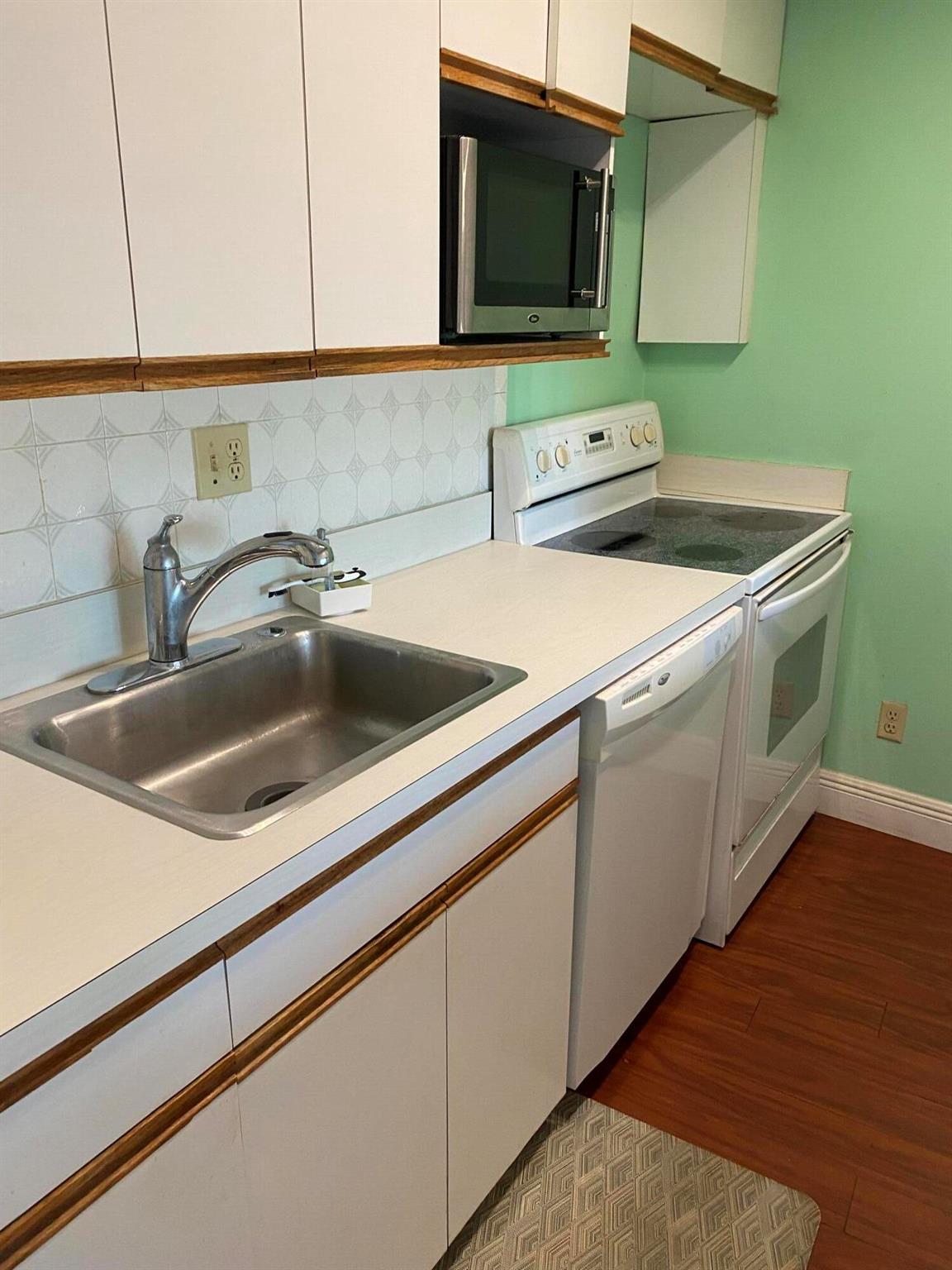 MAYFAIR LAKE - Residential