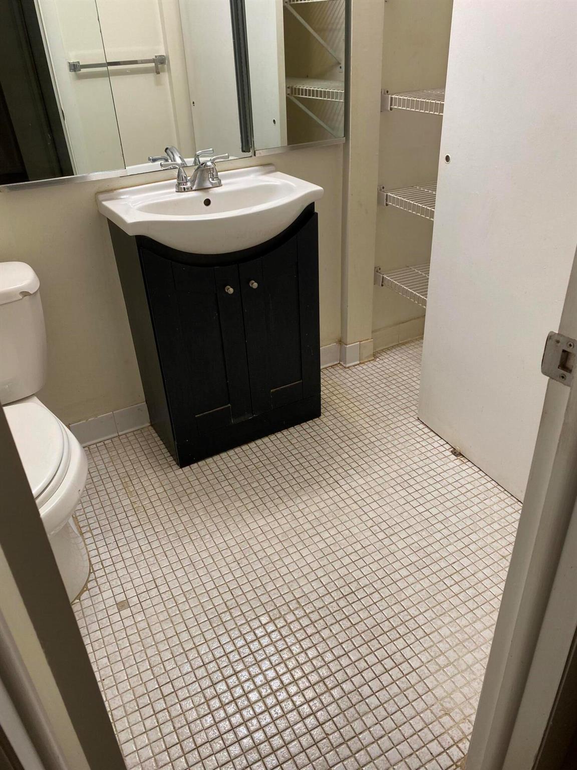MAYFAIR LAKE - Residential