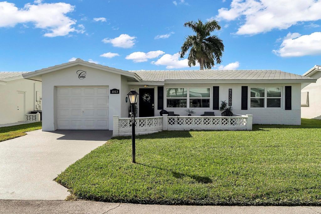 Photo of 1013 SW 16th Street, Boynton Beach, FL 33426 (MLS # R11147083)