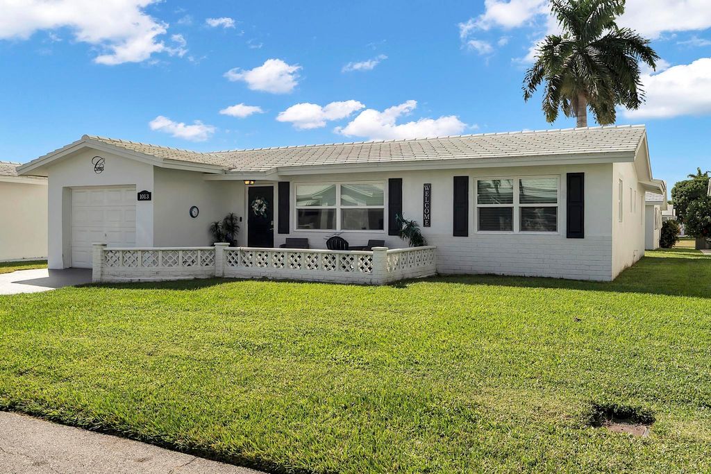 Photo of 1013 SW 16th Street, Boynton Beach, FL 33426 (MLS # R11147083)