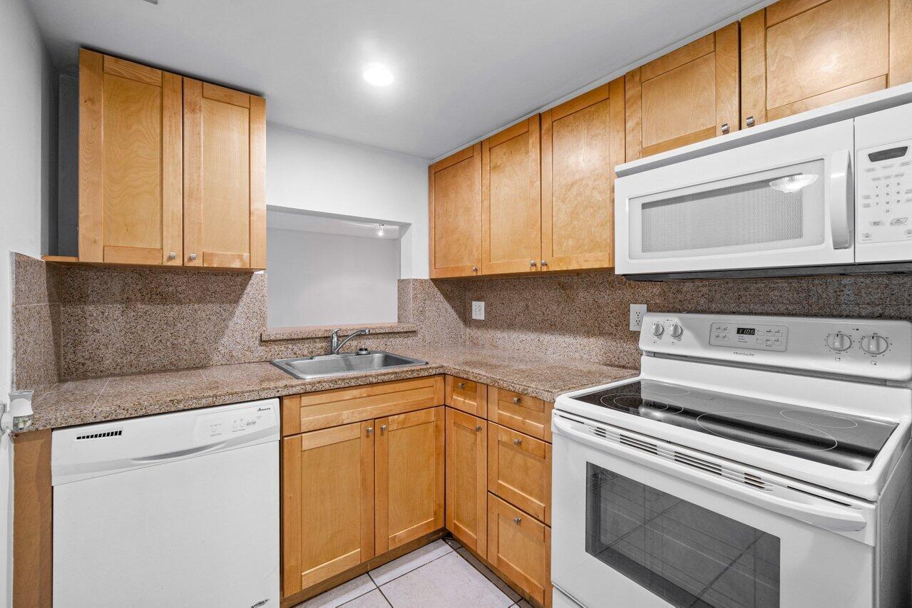 CASA DEL RIO CONDO - Residential Lease