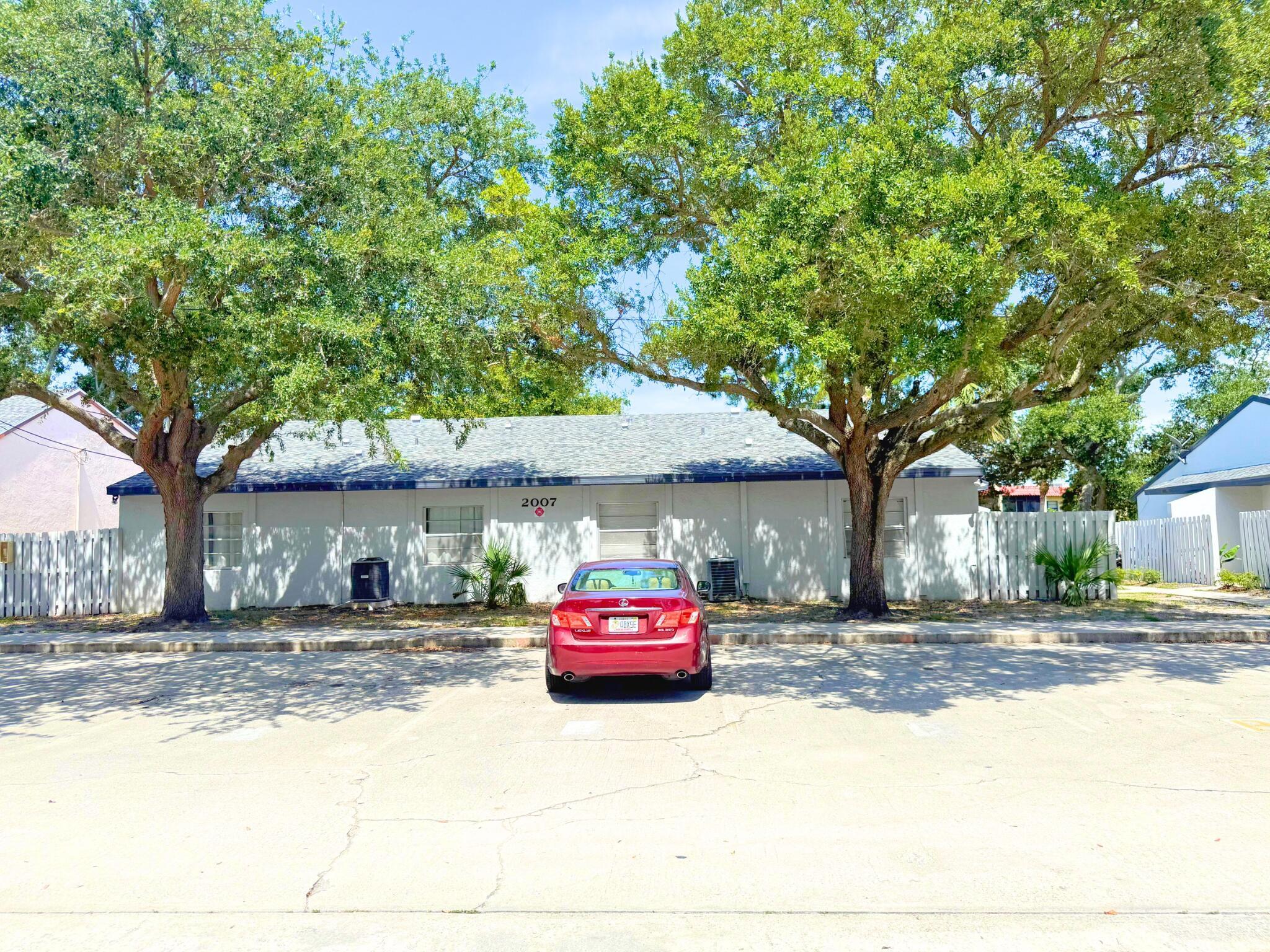 Don't miss this unique opportunity! Nice 1-bedroom, 1.5 bath villa located in Southern Courtyards, in the heart of Fort Pierce, FL.Investors this can be part of your portafolio, not age restrictions, or you can have as your first place to live. This place offering you the comfort and accessibility that you are looking for.