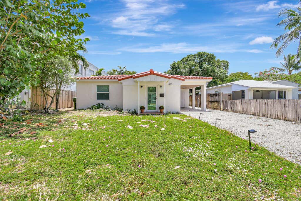 Photo of 420 SW 13TH Street, Fort Lauderdale, FL 33315 (MLS # B26058653)