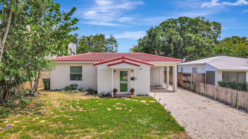 Photo of 420 SW 13TH Street, Fort Lauderdale, FL 33315 (MLS # B26058653)
