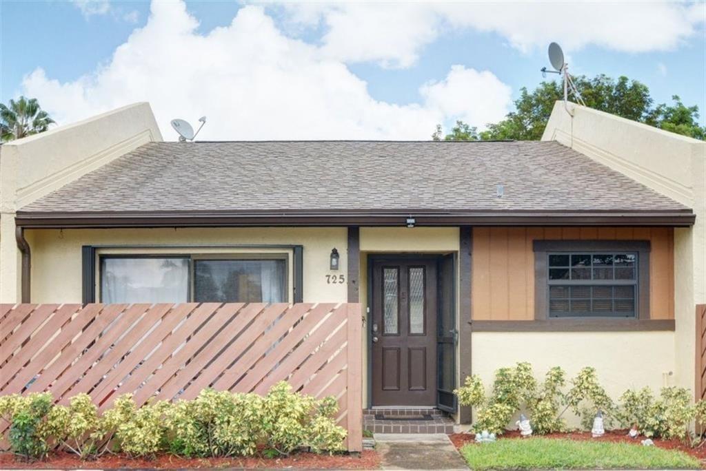 Beautiful 2/2 in the heart of Margate located at Woodlake Isles. Very well Kept community with a beautiful kitchen and bathroom.