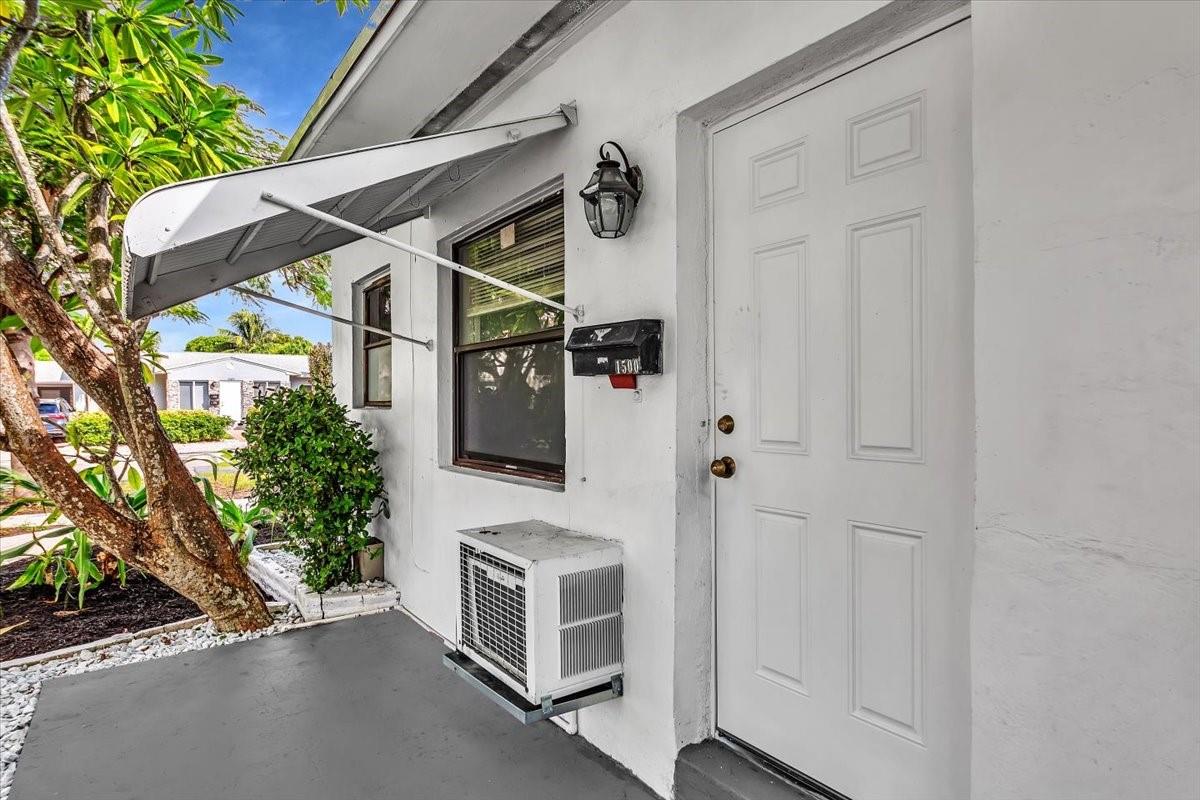 560 NE 15th Ave