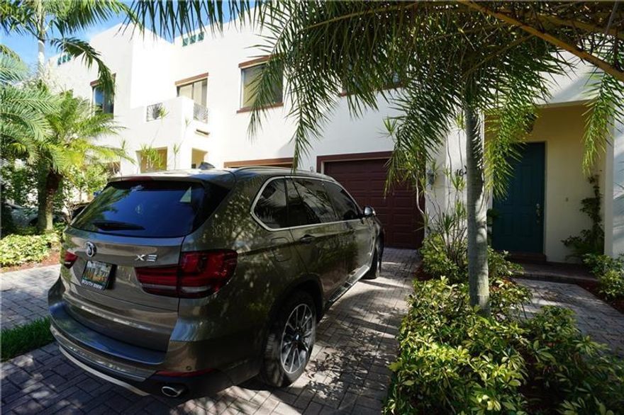 Two story newer townhouse with 1 car garage.
Great location close to airport and downtown. This is a great area for walks with your dog or runs in the park.
Minimum 650 credit score for all parties on lease as per owner.