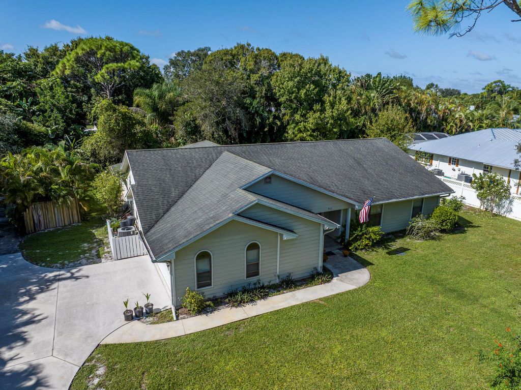 Photo of 960 NE Juniper Place NE, Jensen Beach, FL 34957 (MLS # R11128037)