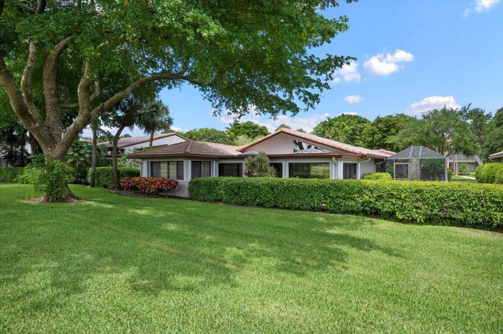 Photo of 29 Bristol Lane, Boynton Beach, FL 33436 (MLS # R10998699)