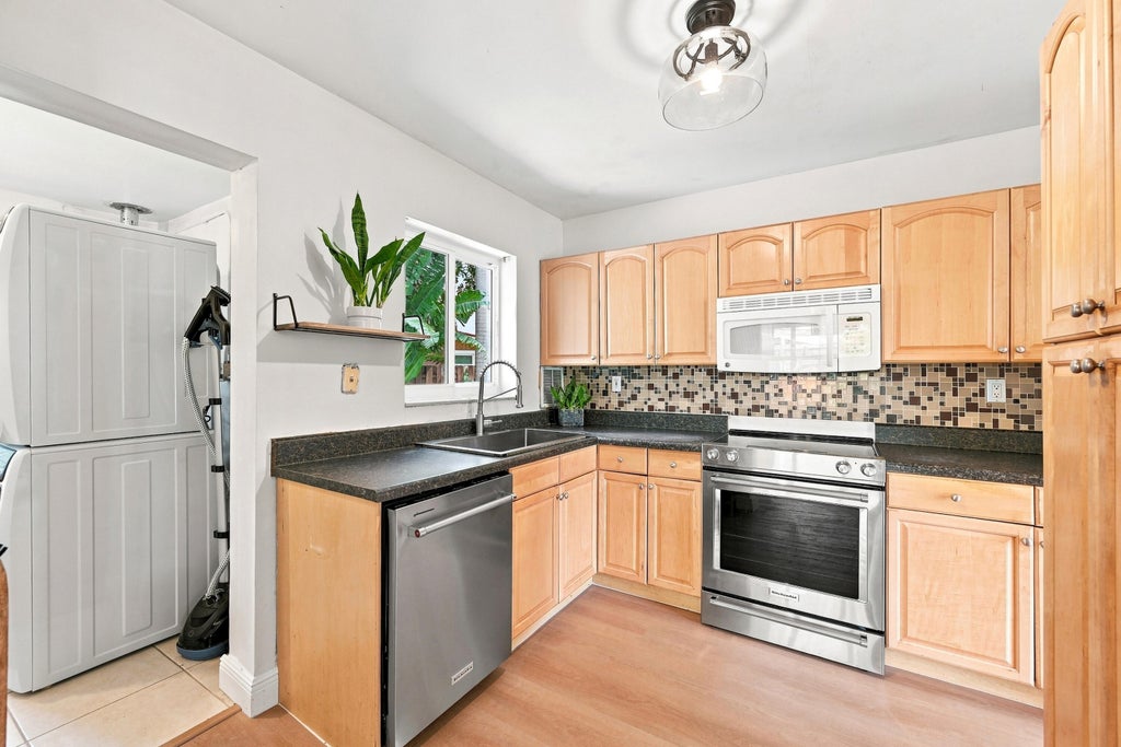 Photo of 351 SW 13TH Street, Pompano Beach, FL 33060 (MLS # B26057951)