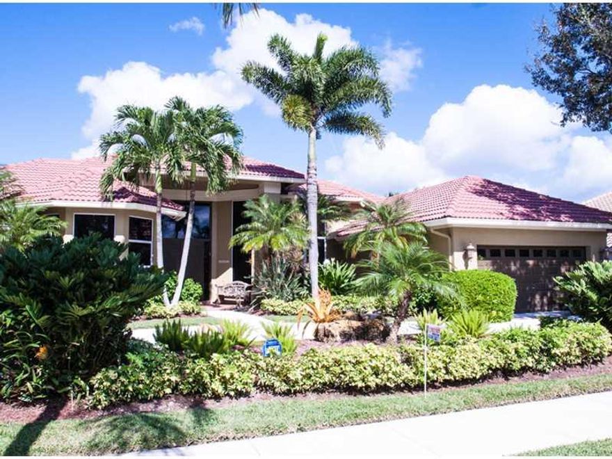 This 5/3 Palm Island one story, high ceilings 3-way spilt enjoys a wonderful open layout. The beautifully renovated cook's dream kitchen and wet bar is your next home's focal point for life's celebrations & gatherings. Traditional Mexican tile and Wilsona rt@ wood floors throughout the house compliment the open floor plan. Master bedroom has 2 walk in California Closets with lots of storage space. Large Laundry room, 2 car garage with circular drive is the perfect home for your family.