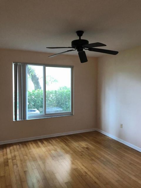 Condominium in Boynton Beach FL 1304 Villa Circle Cir 5.jpg