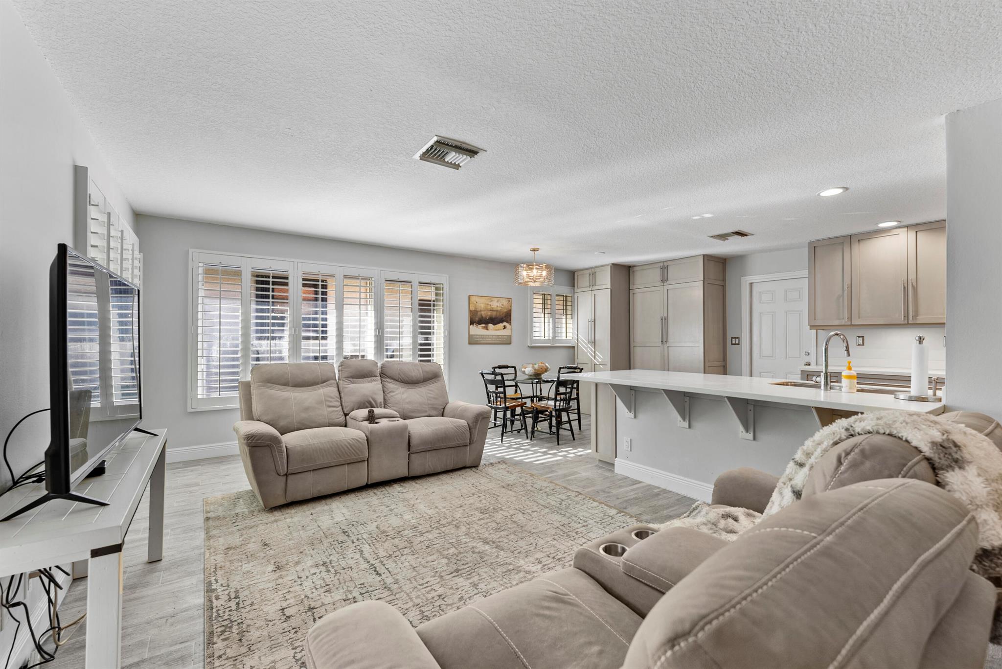 KNOB HILL - Residential