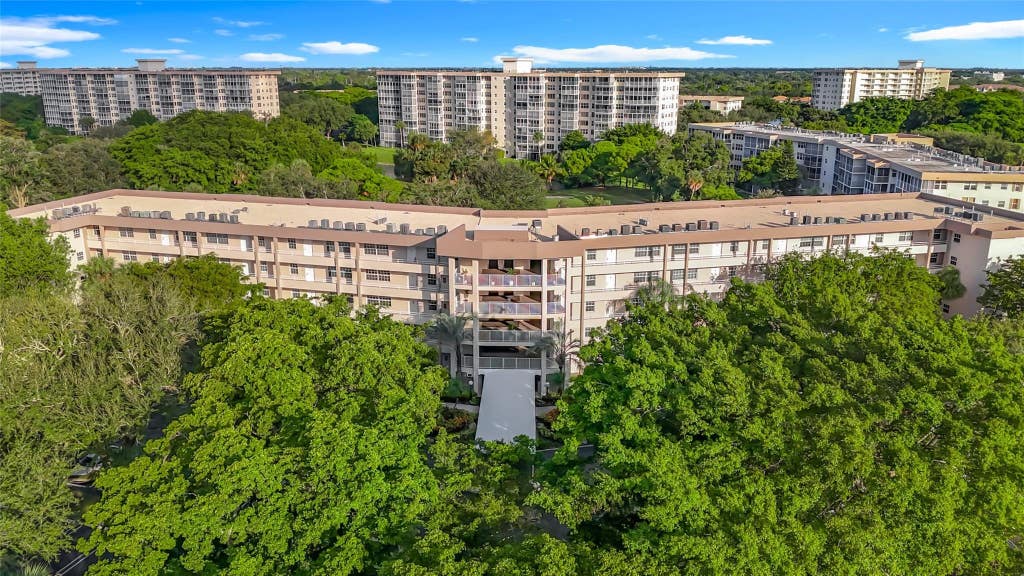 Photo of 545 Oaks Lane #410, Pompano Beach, FL 33069 (MLS # B26066759)