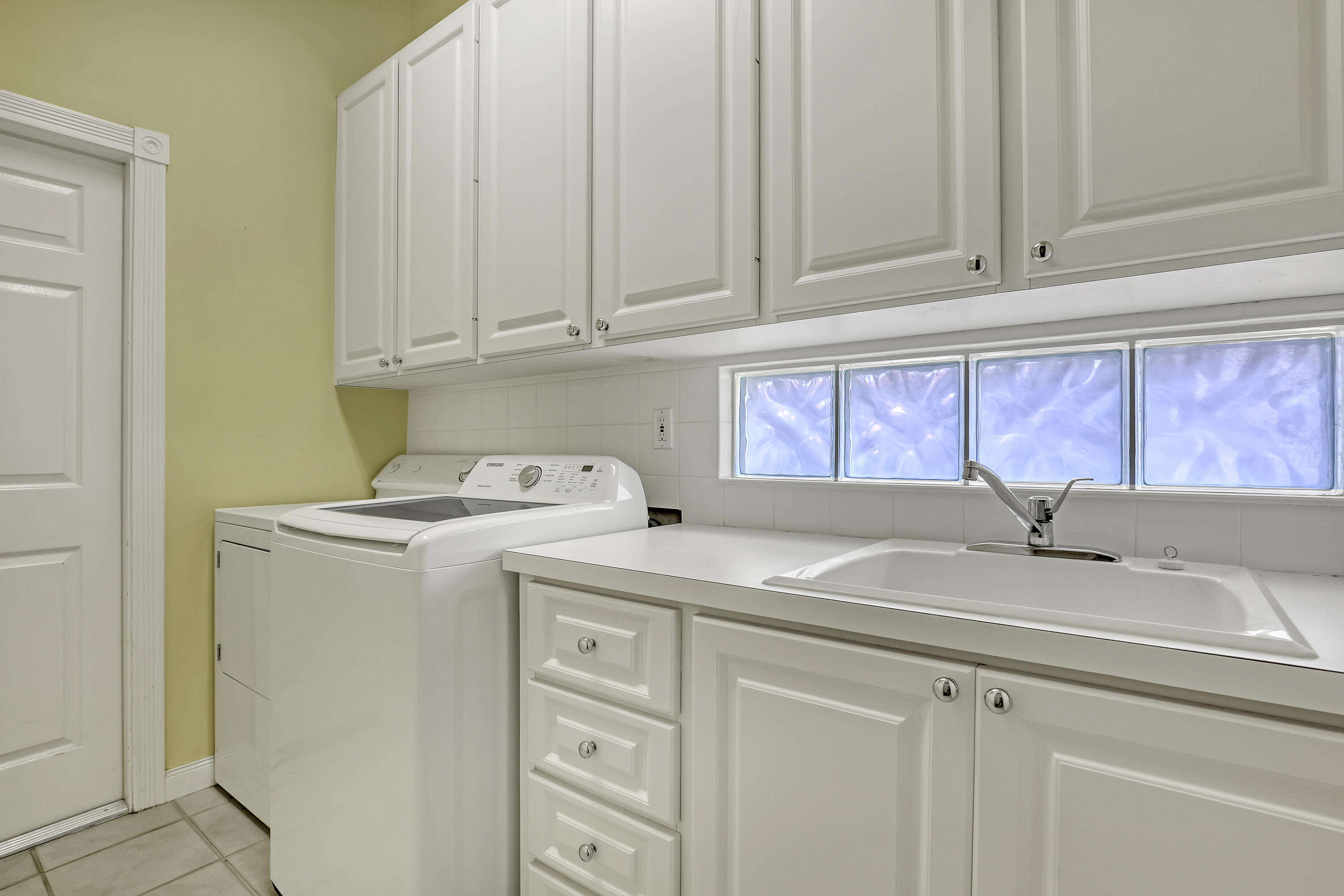 RIVERWALK 4 - Residential