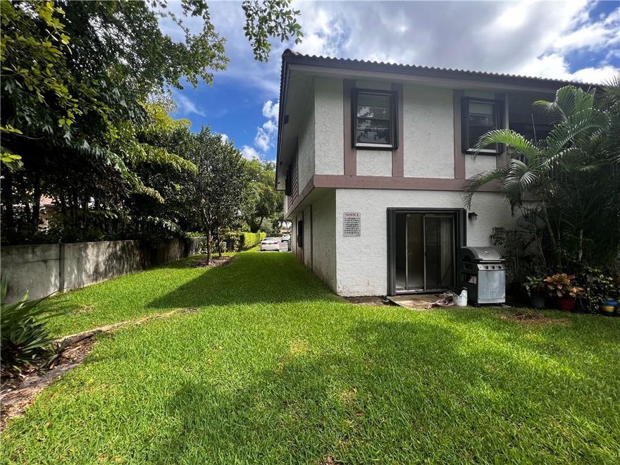 Investor-friendly 3 bedroom townhouse, this end unit situated in this centrally located in Coral Springs, good schools and Walking Distance to all Schools, shopping.  Minutes to everything! A must-see!