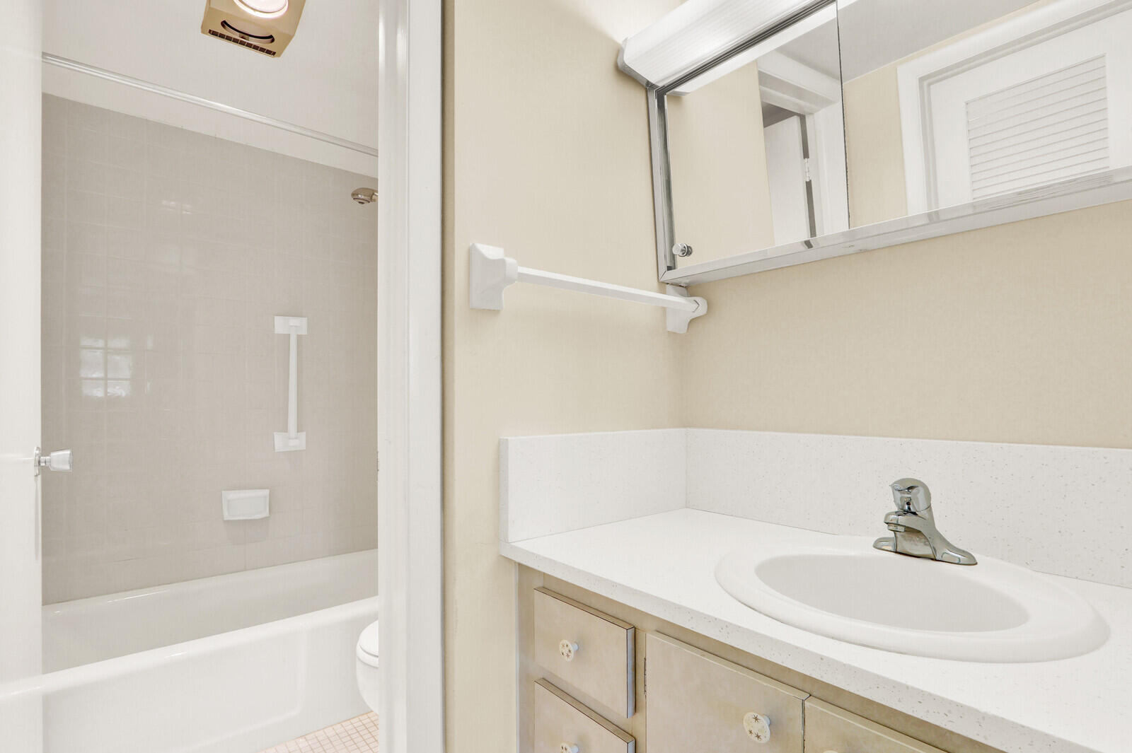 TEQUESTA GARDEN CONDO 1 - Residential