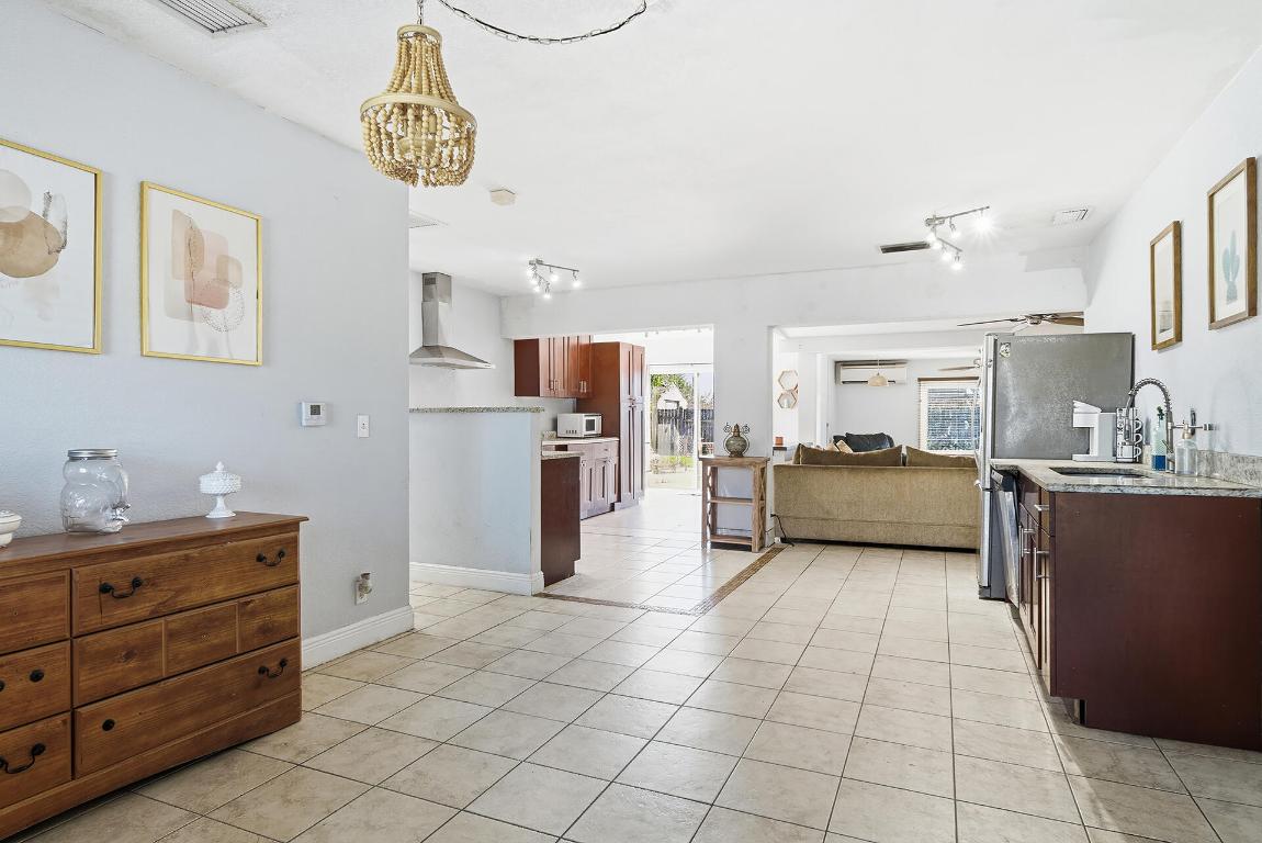 VILLAGE OF PALM SPRINGS - Residential