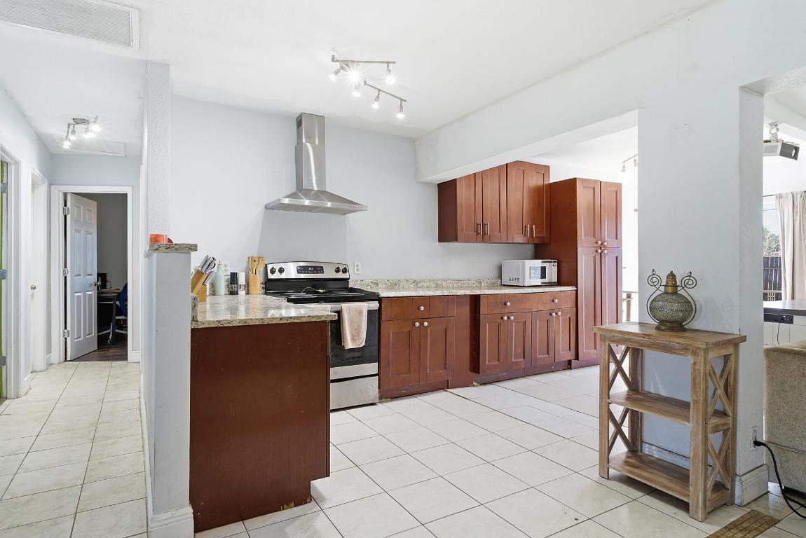 VILLAGE OF PALM SPRINGS - Residential