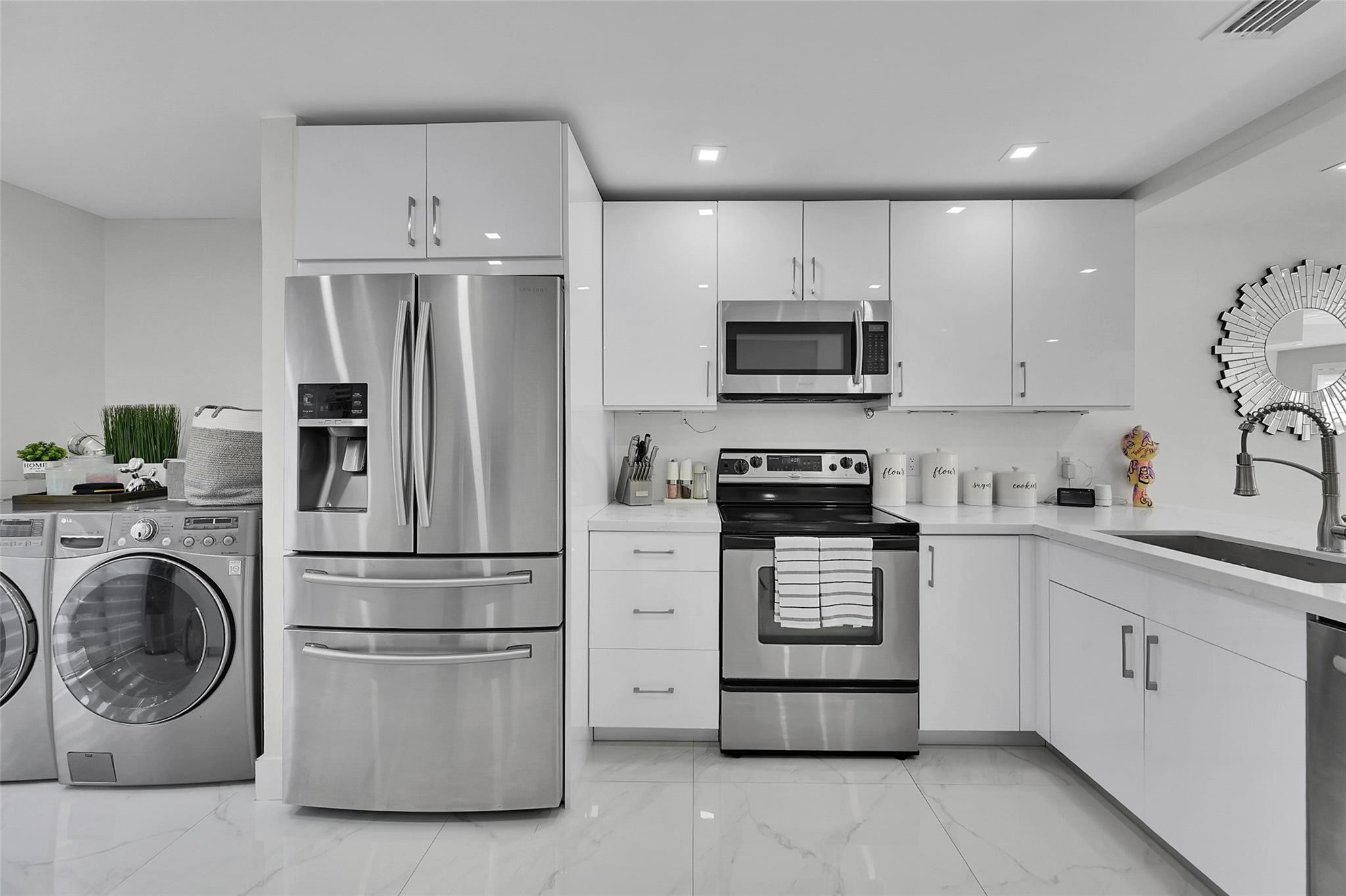 PARKWOOD CONDO - Residential