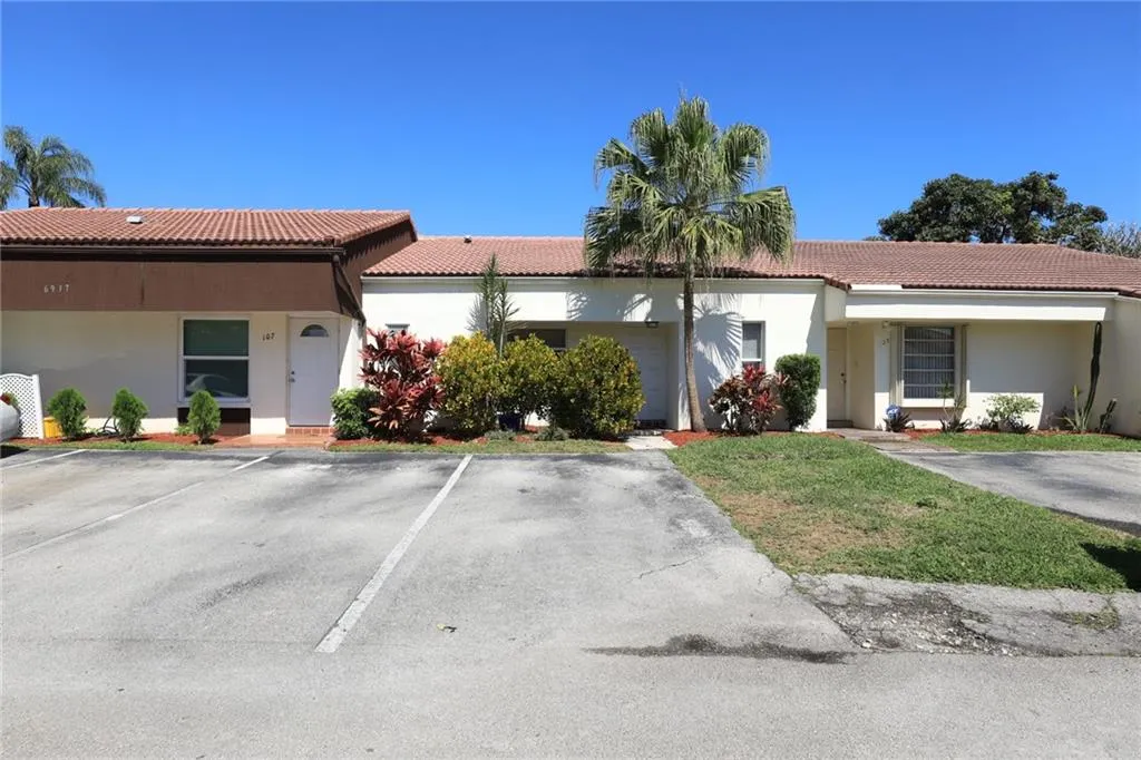 6937 Tiburon Cir Unit 106  