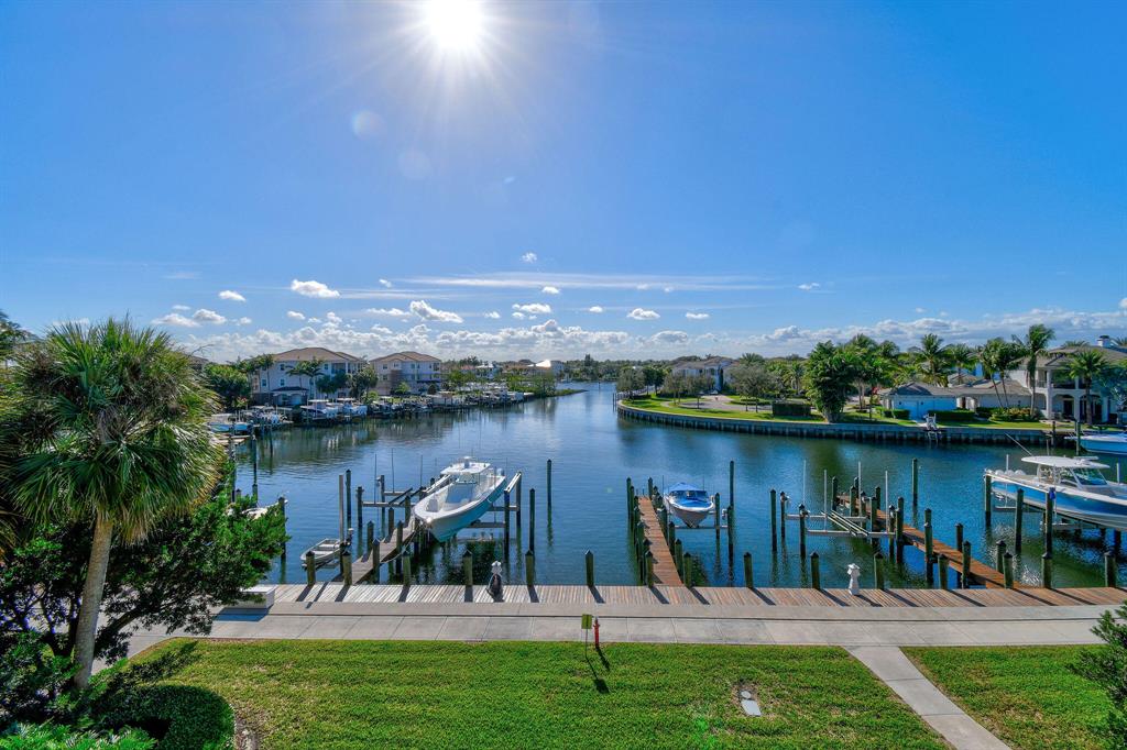 CARRIAGE HOMES AT FRENCHM - Residential