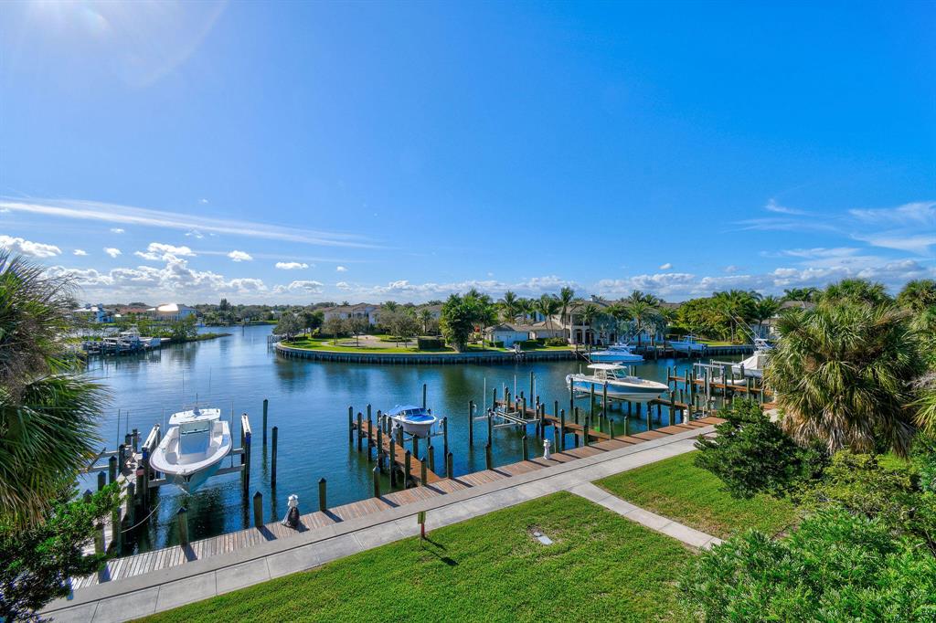 CARRIAGE HOMES AT FRENCHM - Residential