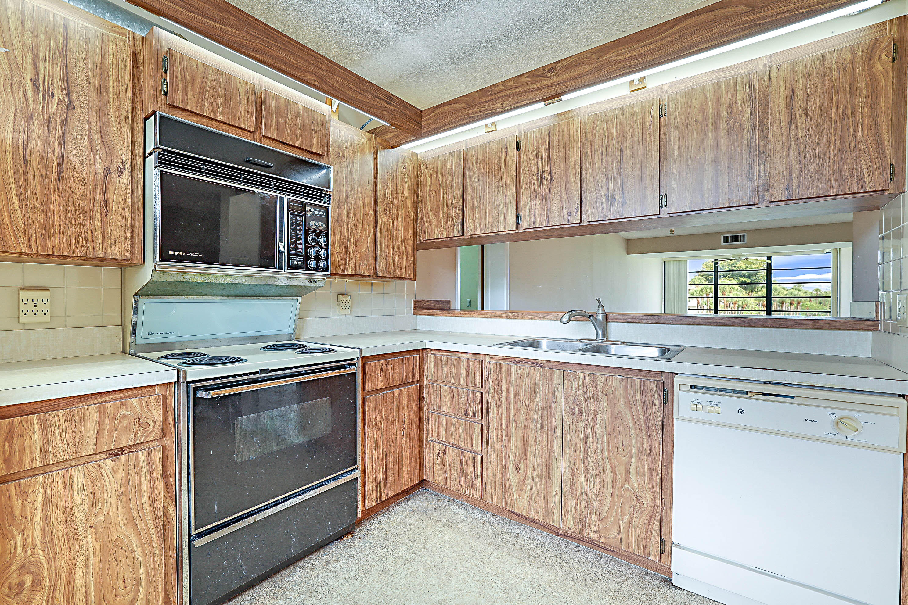 WHITEHALL CONDO OF THE LANDS OF THE PRESIDENT - Residential