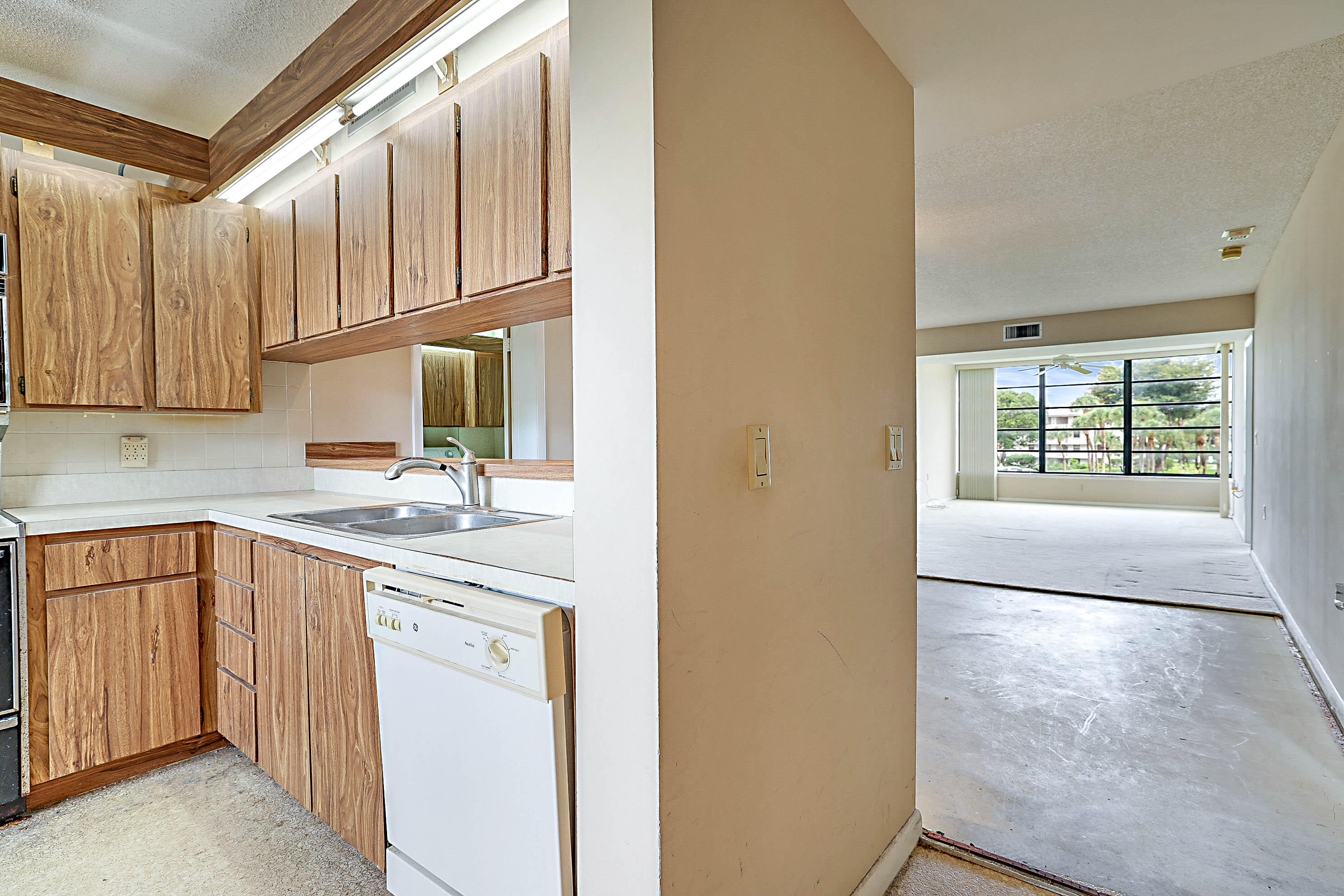 WHITEHALL CONDO OF THE LANDS OF THE PRESIDENT - Residential