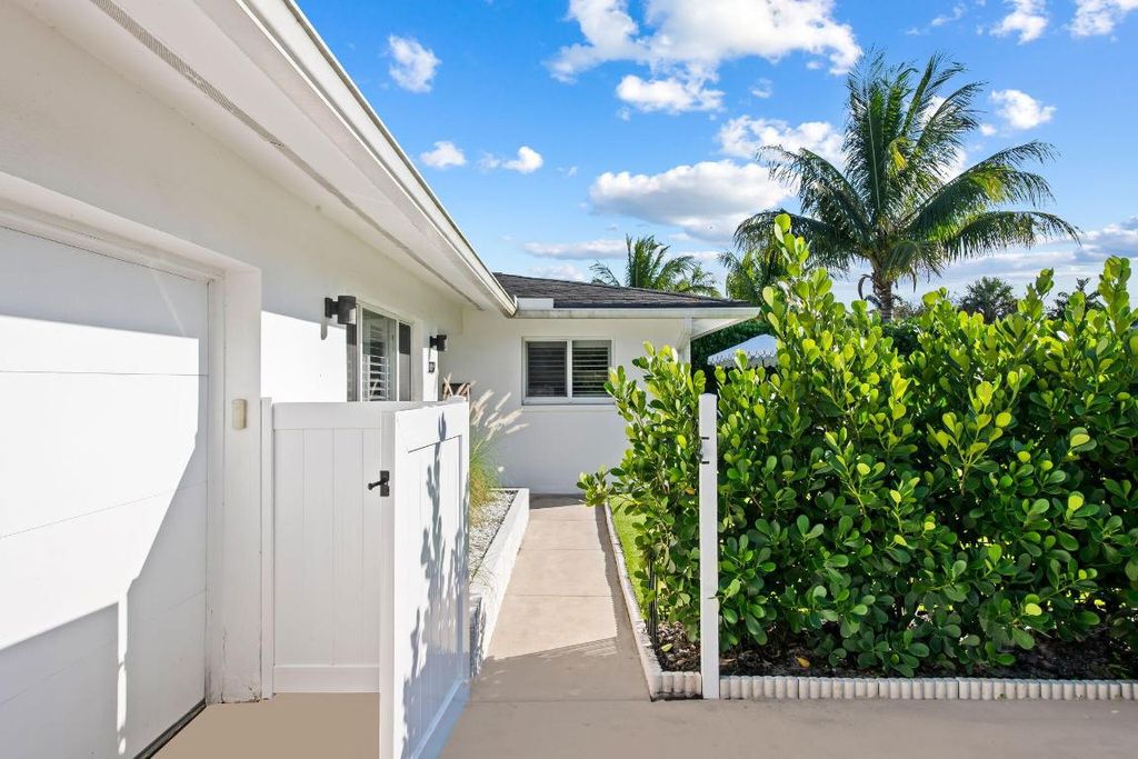 Photo of 1332 SW 9th Avenue, Boca Raton, FL 33486 (MLS # R11153590)