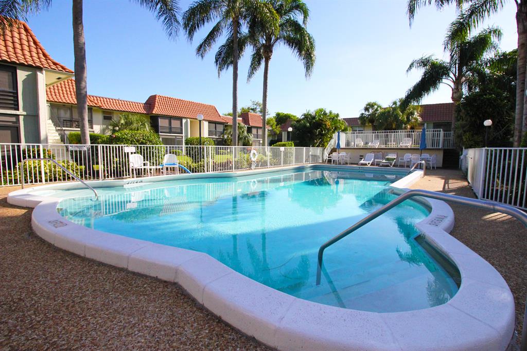 This beautifully renovated 2/2 comes complete with FULL-SIZE washer and dryer, tastefully updated kitchen and baths, tile floors, a screened porch, PLUS a large, private, fenced-in outdoor patio and garden. The unit is conveniently right next to the community pool and clubhouse. A+ rated schools. Boca Linda is centrally located to everything Boca has to offer... Beaches, Parks, Town Center Mall, Whole Foods, Mizner Park, Dining, Nightlife, Airport, I-95 and FAU. Move-in ready and available immediately.