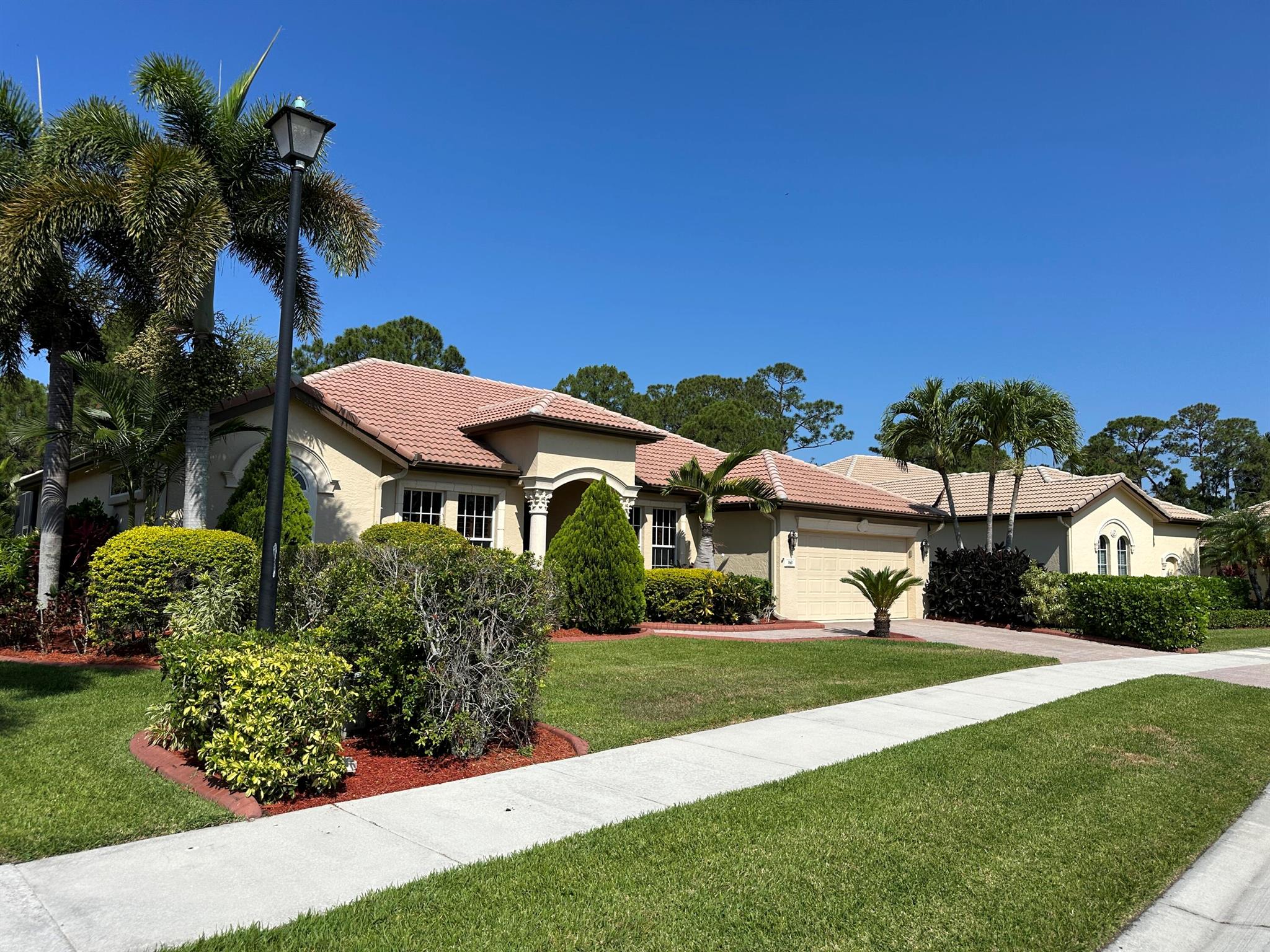 860 SW Grand Reserves Boulevard