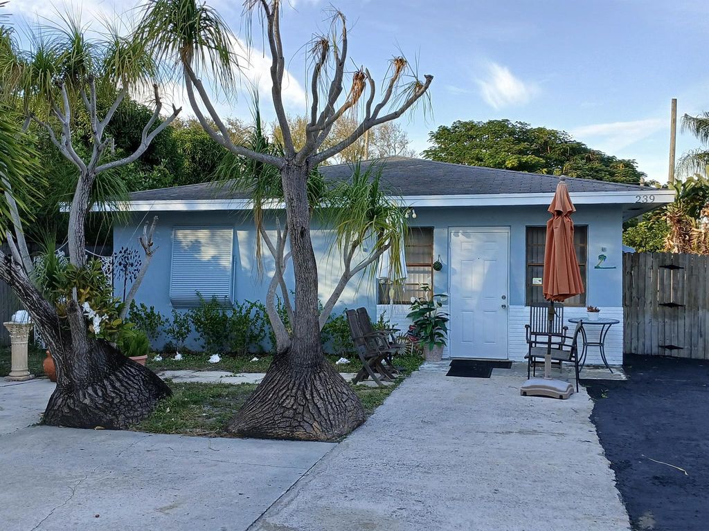 Photo of 239 SE Gulfstream Boulevard, Boynton Beach, FL 33435 (MLS # R11151216)