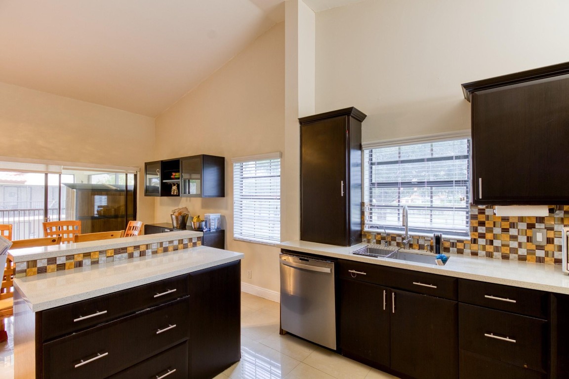 612 Freedom Court 612, Deerfield Beach, FL, 33442/$280,000 2 612 Freedom Court 612