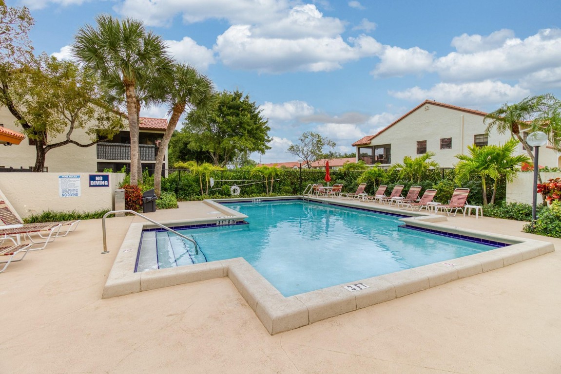 612 Freedom Court 612, Deerfield Beach, FL, 33442/$280,000 4 612 Freedom Court 612