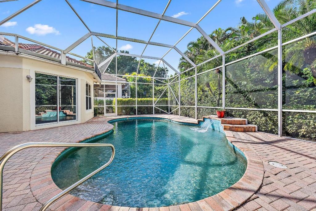 Photo of 102 Chasewood Circle, Palm Beach Gardens, FL 33418 (MLS # R10956797)