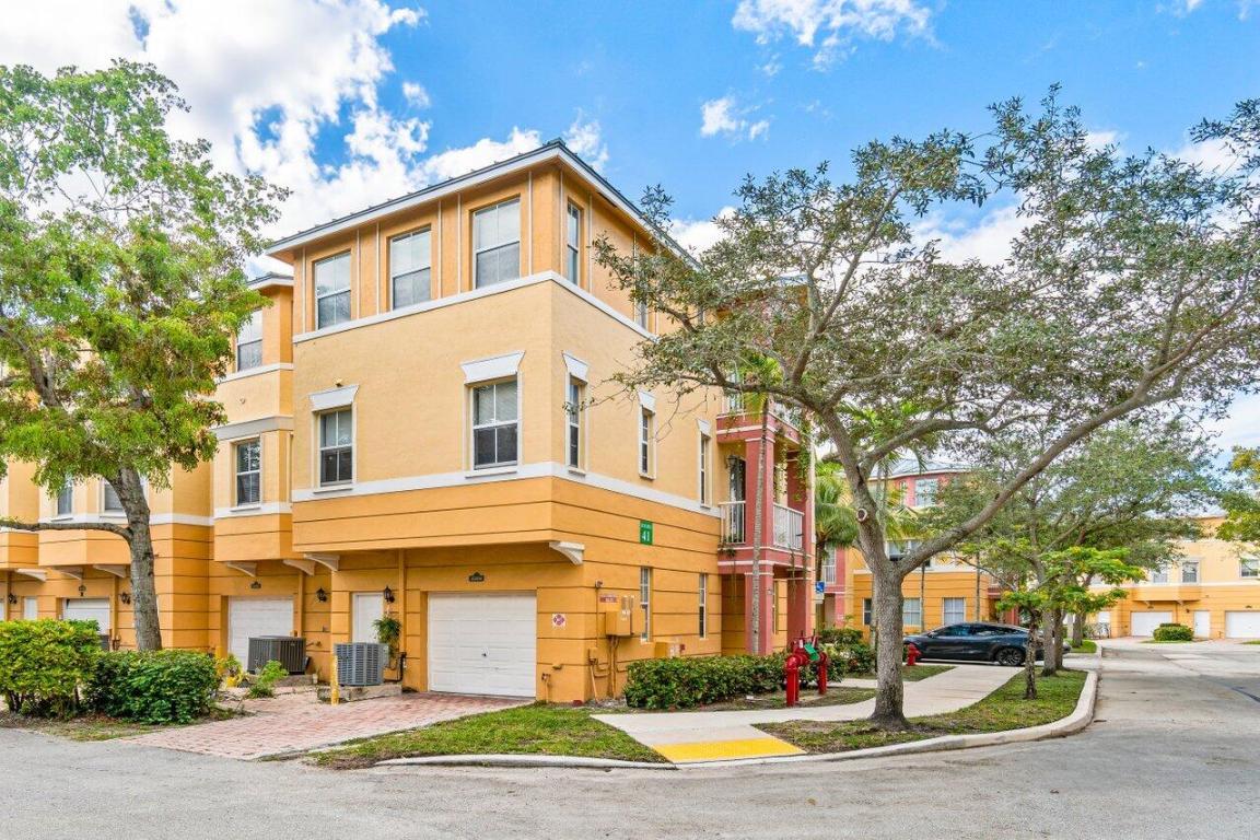 SHOMA TOWNHOMES AT ROYAL PALM BEACH CONDOMINIUM - Residential