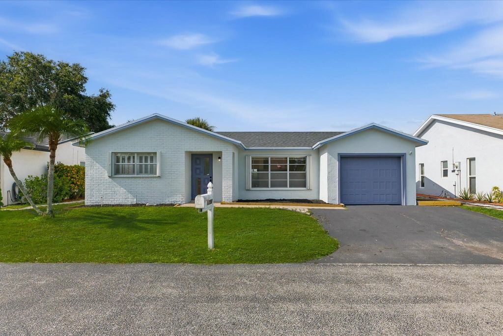 Photo of 7198 E Pine Forest Cir Circle E, Lake Worth, FL 33467 (MLS # B26044350)