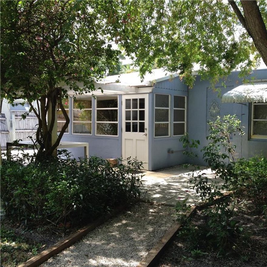 Charming 2 bedroom, 1 bath, well kept home close to downtown.  Separate laundry room, pretty covered front porch.  Gas stove, gas washer/dryer, gas water heater, central A/C.  Walking distance to Publix, Riverwalk, and downtown. Available July 1, 2016.  Great, attentive landlord - quick approval.  Everything is in perfect order - clean, well taken care of home.  Water and lawn care is included in the rent.  No pets allowed.Current tenant requests 24 hr. notice