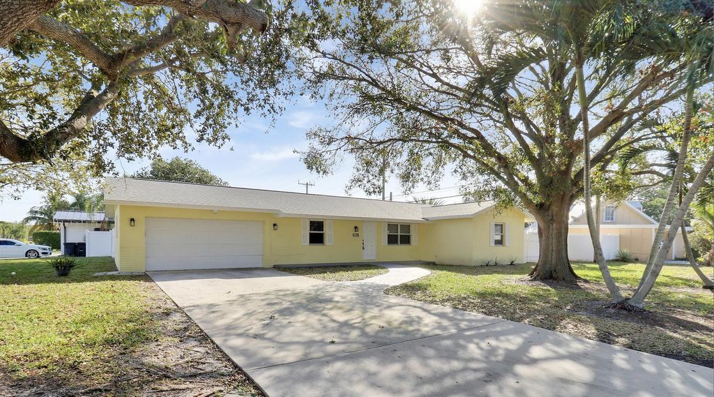 Photo of 678 Riverside Drive, Palm Beach Gardens, FL 33410 (MLS # R11049614)