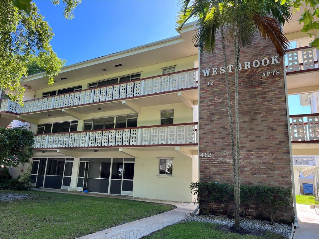 Photo of 412 S Luna Court #2, Hollywood, FL 33021 (MLS # B26018318)